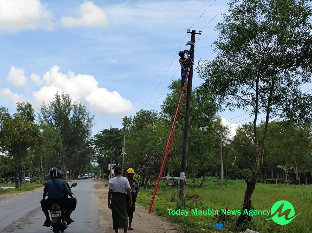 မအူပင်မြို့တွင် ညဘက် လမ်းသွားလမ်းလာများအဆင်ပြေရန် ဆိုလာလမ်းမီးများတပ်ဆင် - ပုံ ၁