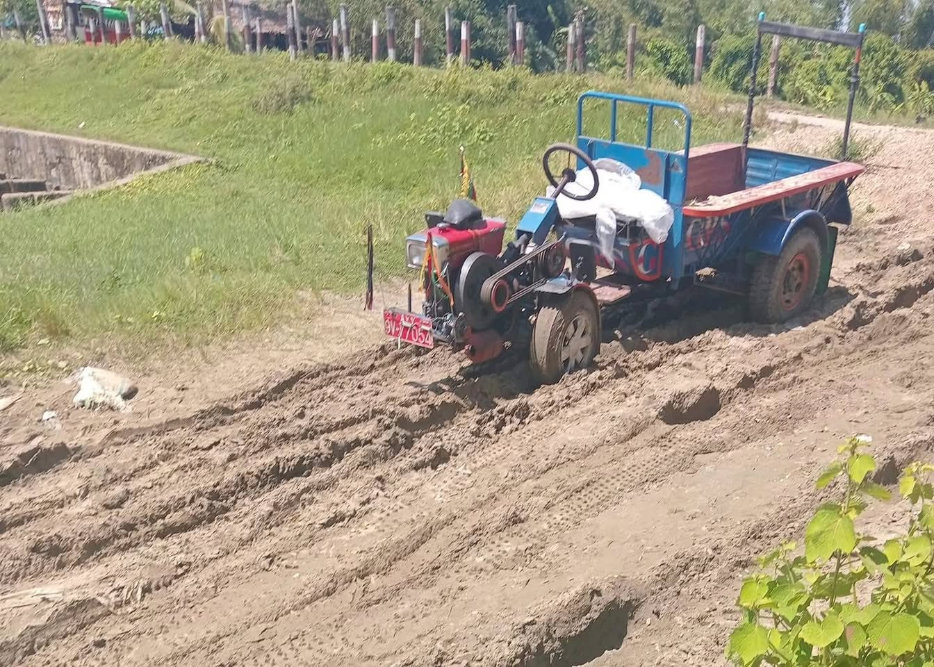 ထန်းပင်ကွေ့အရှေ့ ဆည်မြောင်းတာဘောင်ပေါ်ရှိ ကိုယ်ထူကိုယ်ထကွန်ကရစ်လမ်းပျက်စီး