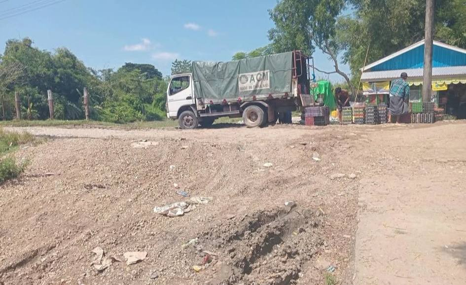 ထန်းပင်ကွေ့အရှေ့ ဆည်မြောင်းတာဘောင်ပေါ်ရှိ ကိုယ်ထူကိုယ်ထကွန်ကရစ်လမ်းပျက်စီး - ပုံ ၃